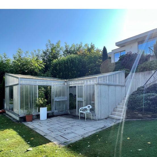 Bild enthält, Interior Design, Backyard, Outdoors, Yard, Grass, Plant, Garden, Chair, Lawn, Wood Panels