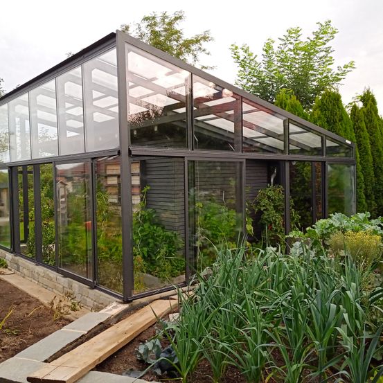 Bild enthält, Garden, Nature, Outdoors, Gardening, Indoors, Interior Design, Greenhouse, Backyard, Yard