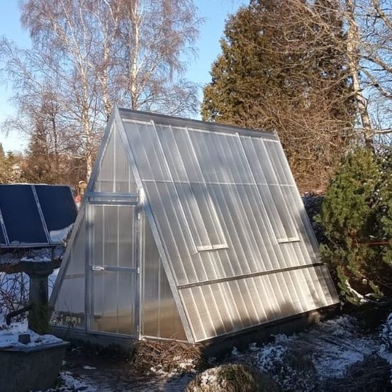 Bild enthält, Garden, Nature, Outdoors, Gardening, Greenhouse, Electrical Device, Solar Panels