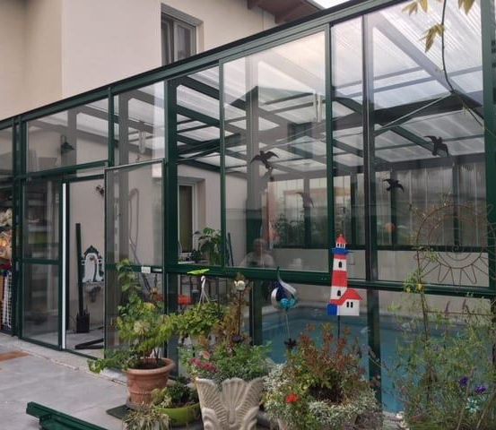 Bild enthält, Garden, Nature, Outdoors, Plant, Potted Plant, Indoors, Interior Design, Gardening, Person, Bird