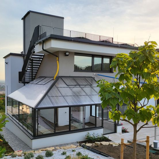 Bild enthält, Building, House, Housing, Villa, Interior Design, Outdoors, Shelter, Garden, Staircase, City