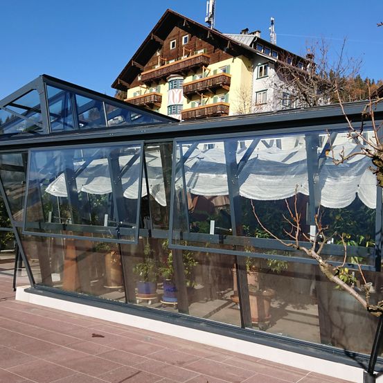 Bild enthält, Garden, Nature, Outdoors, Walkway, Flagstone, Shelter, Gardening, Housing, Porch, Patio