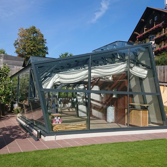 Bild enthält, Garden, Outdoors, Grass, Porch, Backyard, Patio, Shelter, Pergola, Interior Design, Arbour