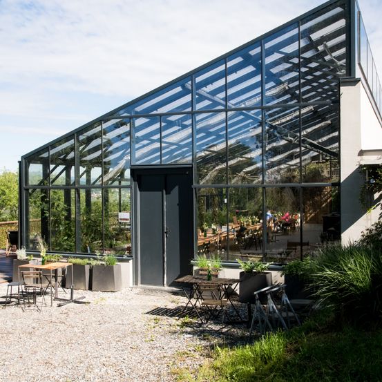 Bild enthält, Garden, Outdoors, Building, Shelter, Gravel, Road, Interior Design, Office Building, Gardening, Patio