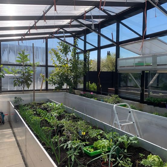 Bild enthält, Garden, Nature, Outdoors, Gardening, Indoors, Interior Design, Greenhouse, Architecture, Building