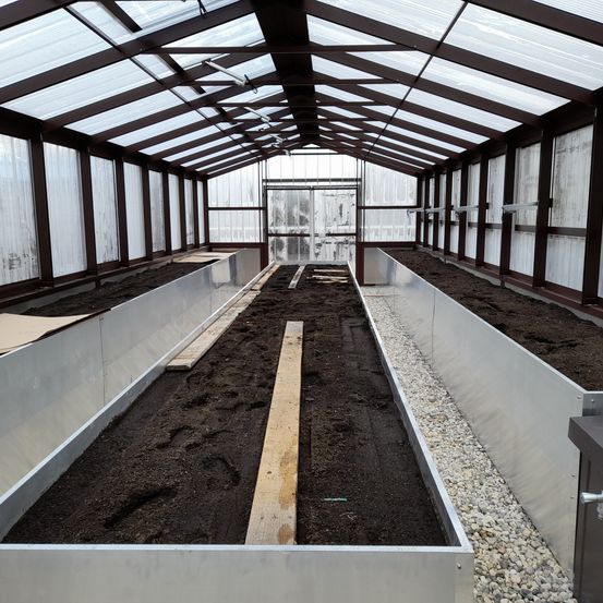 Bild enthält, Building, Garden, Nature, Outdoors, Floor, Window, Housing, Gardening, House, Skylight