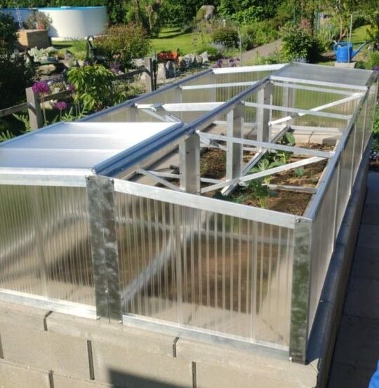 Bild enthält, Garden, Nature, Outdoors, Potted Plant, Gardening, Planter, Building, City, Person, Backyard