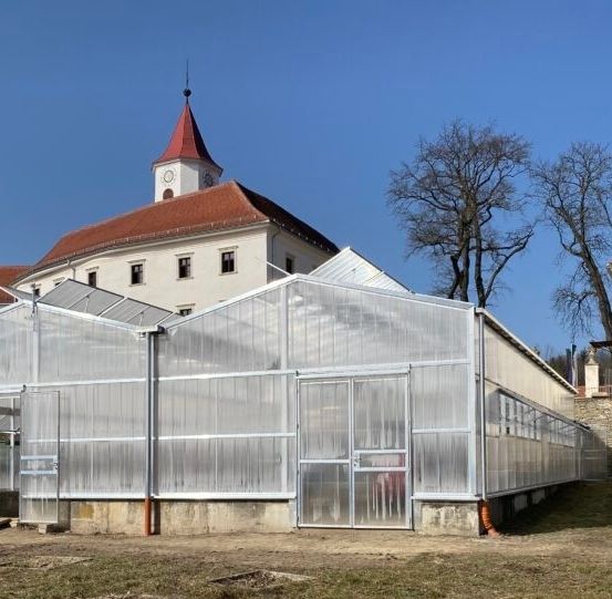 Bild enthält, Outdoors, Garden, Nature, Gardening, Yard, Car, Transportation, Vehicle, Architecture, Building