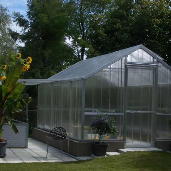 Bild enthält, Garden, Nature, Outdoors, Gardening, Plant, Potted Plant, Greenhouse, Interior Design, Backyard, Chair