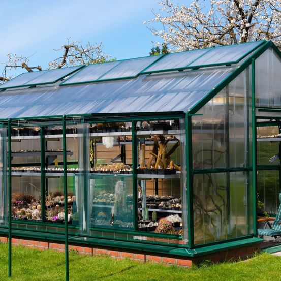 Bild enthält, Garden, Nature, Outdoors, Gardening, Architecture, Building, Handbag, Greenhouse, Solar Panels, Person