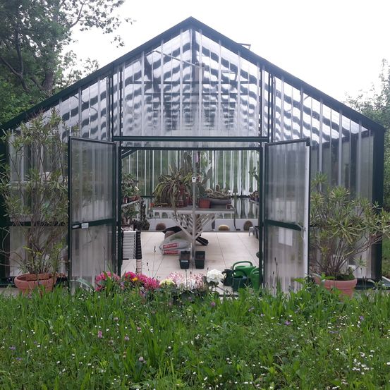 Bild enthält, Garden, Nature, Outdoors, Gardening, Building, Backyard, Greenhouse, Plant, Interior Design, Grass