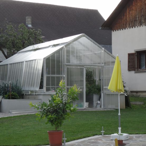 Bild enthält, Garden, Nature, Outdoors, Gardening, Interior Design, Plant, Grass, Backyard, Shelter, Potted Plant