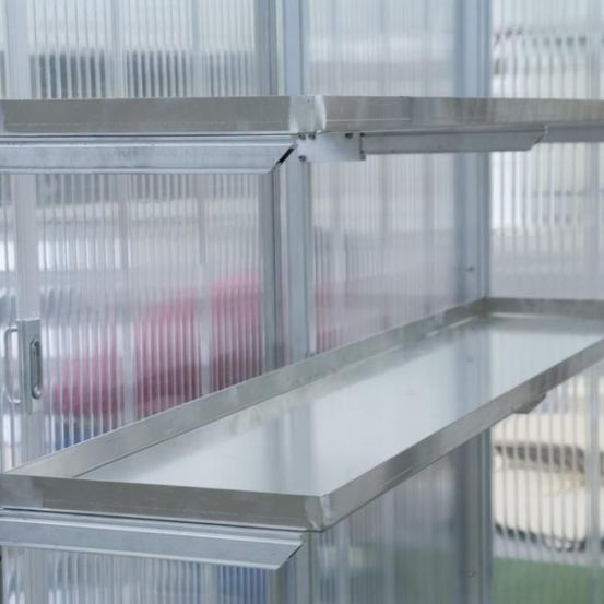 Bild enthält, Shelf, Furniture, Table, Tabletop, Window, Hot Tub, Tub