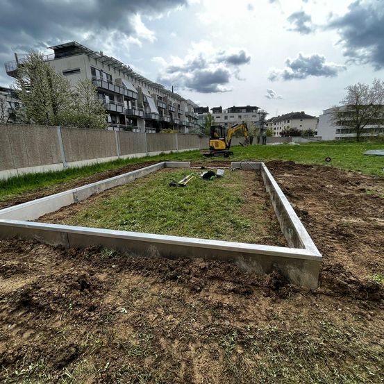 Bild enthält, Person, Landmark, Berlin Wall Memorial