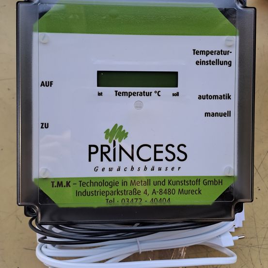 Bild enthält, Computer Hardware, Electronics, Hardware, Screen, Text, Monitor