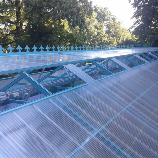 Bild enthält, Garden, Nature, Outdoors, Gardening, Electrical Device, Solar Panels, House, Housing, Roof, Porch