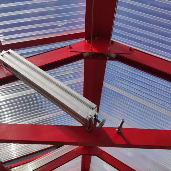 Bild enthält, Window, Skylight, Outdoors, Shelter, Machine, Wheel, Car, Vehicle, Handrail, Housing