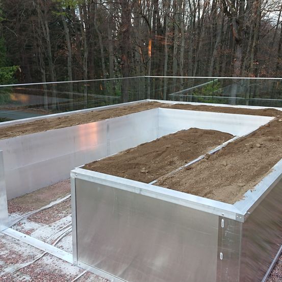 Bild enthält, Construction, Backyard, Outdoors, Yard, Hot Tub, Tub, Architecture, Building, Housing, Concrete