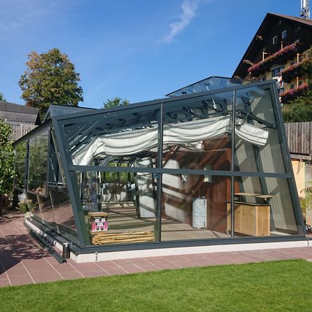 Bild enthält, Garden, Outdoors, Grass, Porch, Backyard, Patio, Shelter, Pergola, Interior Design, Arbour