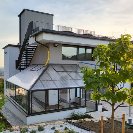 Bild enthält, Building, House, Housing, Villa, Interior Design, Outdoors, Shelter, Garden, Staircase, City