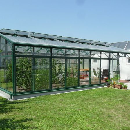 Wände in Echtglas-ausführung. Lüftung: seitlich Schiebelementen, Dach: Kippflügel, Farbe: Pulverbeschichtet in ''Moosgrün''