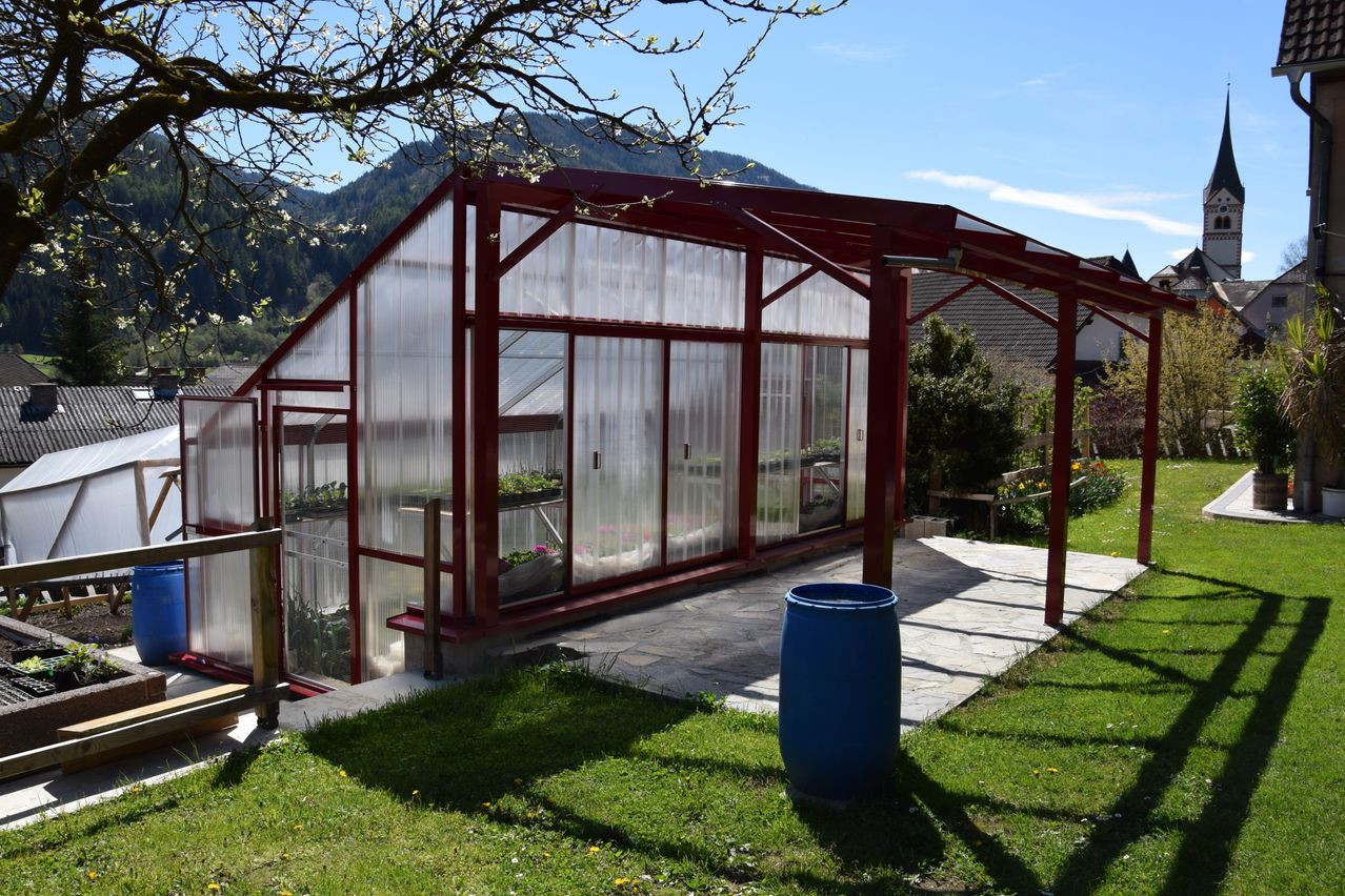 Bild enthält, Garden, Nature, Outdoors, Gardening, House, Housing, Porch, Patio, Grass, Pergola