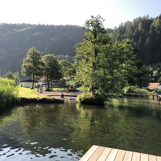 Bild enthält, Nature, Outdoors, Scenery, Lakefront, Water, Waterfront, Vegetation, Park, Pond, Landscape