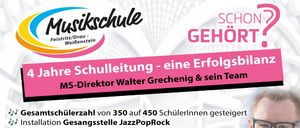 Werbeplakat für eine Musikschule in Österreich, das einen lächelnden Mann, Walter Grechenig, den Direktor, zeigt. Das Plakat hebt den Erfolg der Schule mit 4 Jahren Führung, einer wachsenden Schülerzahl und verschiedenen Musikprogrammen hervor.