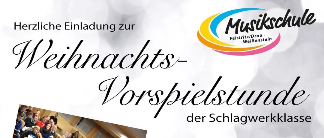Plakat für die Aufführung der Schlagerwerkklasse am 23. Dezember 2025 um 18 Uhr in Karnten. Es zeigt junge Musiker in Anzügen, die Schlagzeug spielen und Musikinstrumente halten. Das Poster enthält mehrere Bilder der Schüler in verschiedenen Umgebungen.