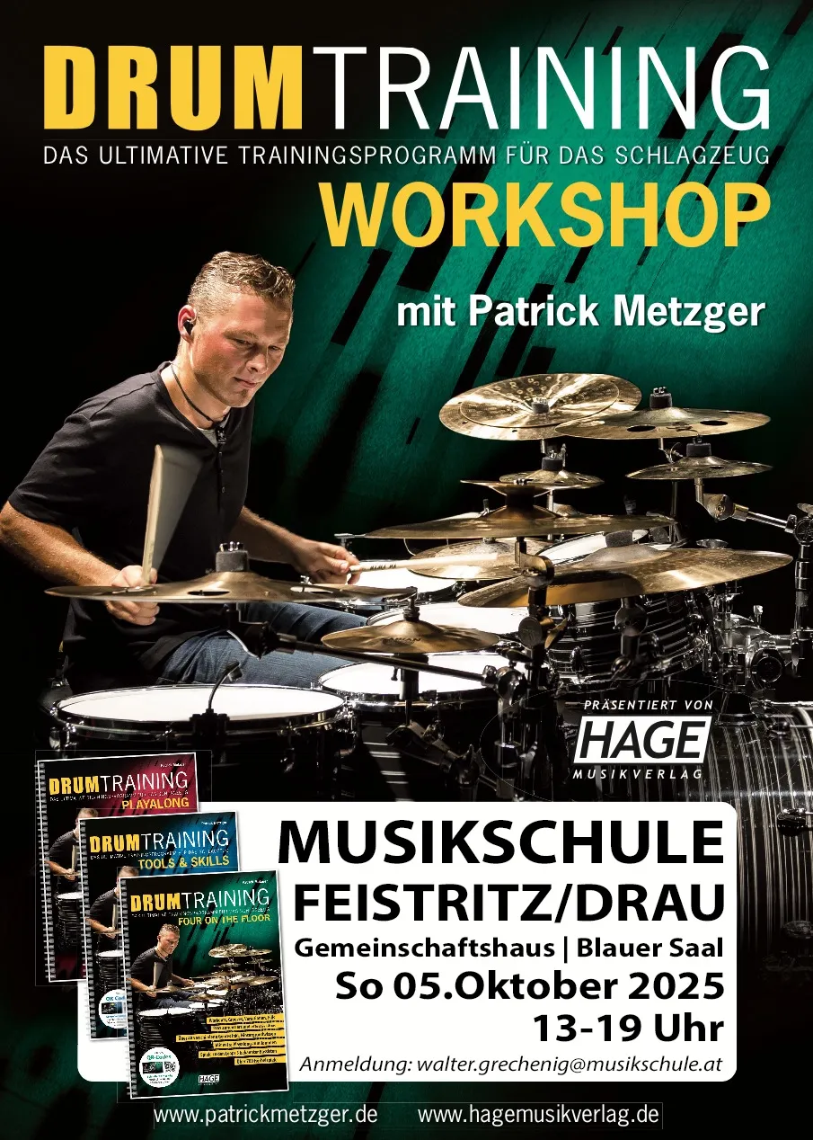 Ein Drum-Workshop-Poster mit einem Mann, der in einer dunklen Umgebung Schlagzeug, Becken und Mikrofone spielt. Der Plakattext lautet 'Workshop mit Patrick Metzger' und 'Musikschule Feistritz/Drau'. Das Drum-Training-Playalong wird von Hage Musikverlag präsentiert.