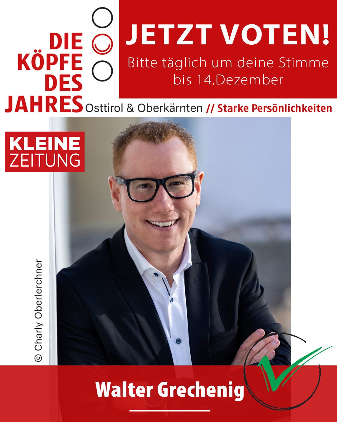 Ein lächelnder Mann mit Brille steht vor einem roten Hintergrund, er ist Teil einer Kampagne für 'Die Köpfe des Jahres'. Er trägt einen dunklen Anzug und ein weißes Hemd. Ein Logo und Text sind oben links.