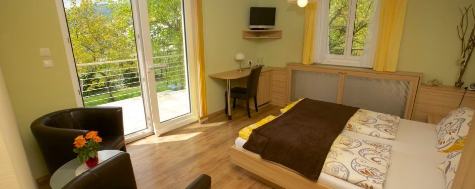 Bild enthält, Indoors, Interior Design, Home Decor, Bed, Furniture, Computer Hardware, Monitor, Screen, Chair, Bedroom