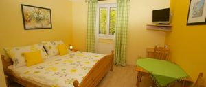 Bild enthält, Corner, Computer Hardware, Hardware, Monitor, Screen, Interior Design, TV, Flooring, Dorm Room, Furniture