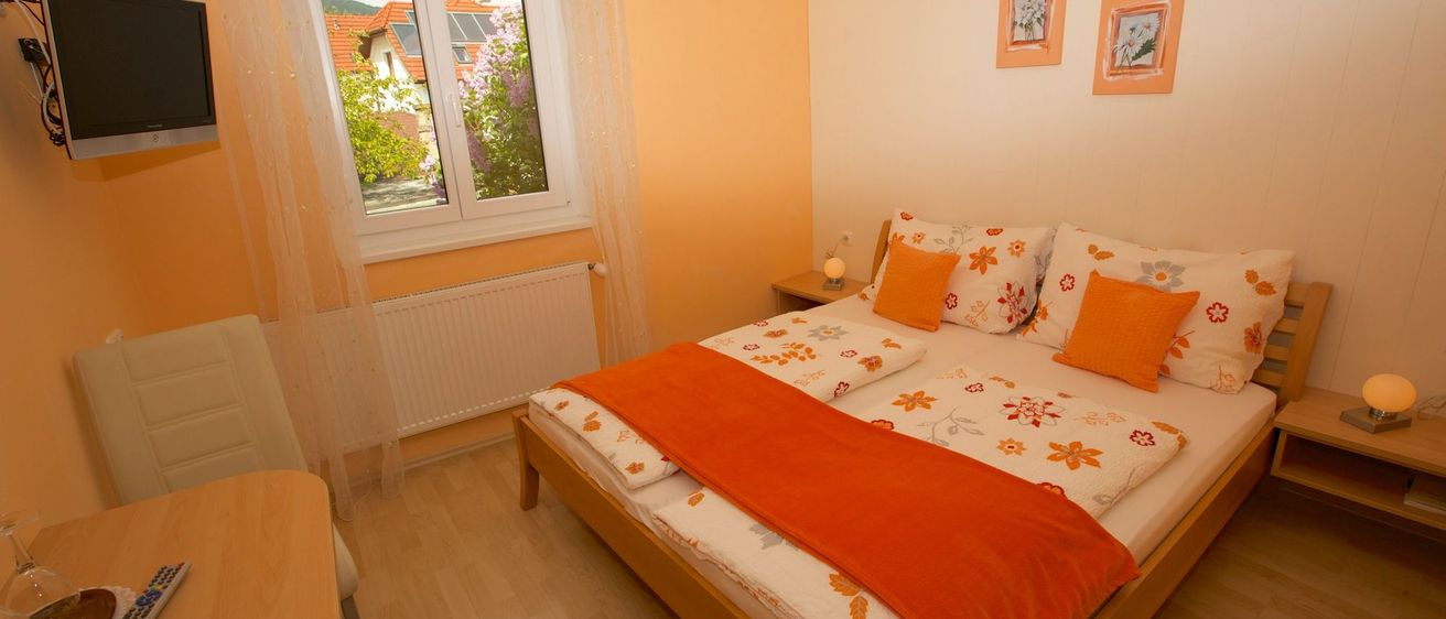 Bild enthält, Remote Control, Interior Design, Corner, Computer Hardware, Hardware, Monitor, Screen, Dorm Room, Furniture, TV