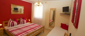 Bild enthält, Computer Hardware, Hardware, Monitor, Screen, Corner, Interior Design, TV, Furniture, Living Room, Bed