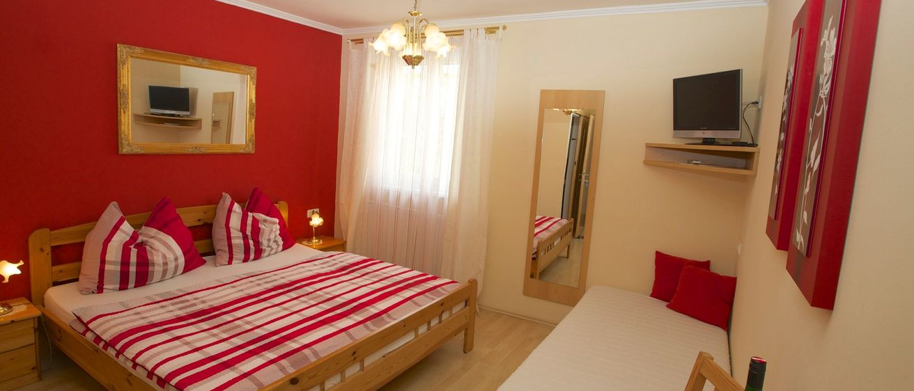 Bild enthält, Computer Hardware, Hardware, Monitor, Screen, Corner, Interior Design, TV, Furniture, Living Room, Bed