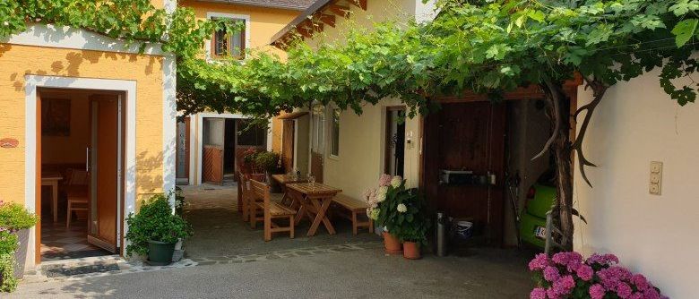 Bild enthält, House, Housing, Villa, Hotel, Resort, Plant, Chair, City, Desk, Bench