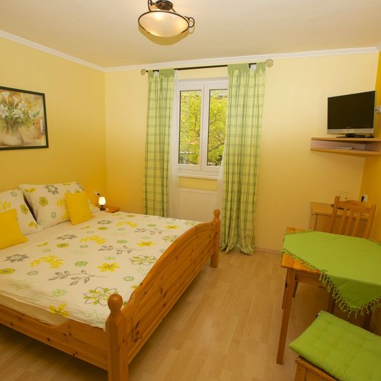 Bild enthält, Corner, Computer Hardware, Hardware, Monitor, Screen, Interior Design, TV, Flooring, Dorm Room, Furniture