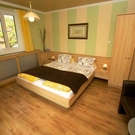 Bild enthält, Interior Design, Wood, Corner, Floor, Flooring, Hardwood, Bed, Furniture, Plywood, Home Decor