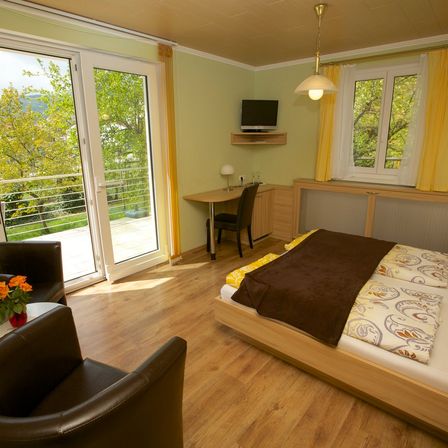 Bild enthält, Indoors, Interior Design, Corner, Door, Monitor, Furniture, Bed, Living Room, Home Decor, Housing