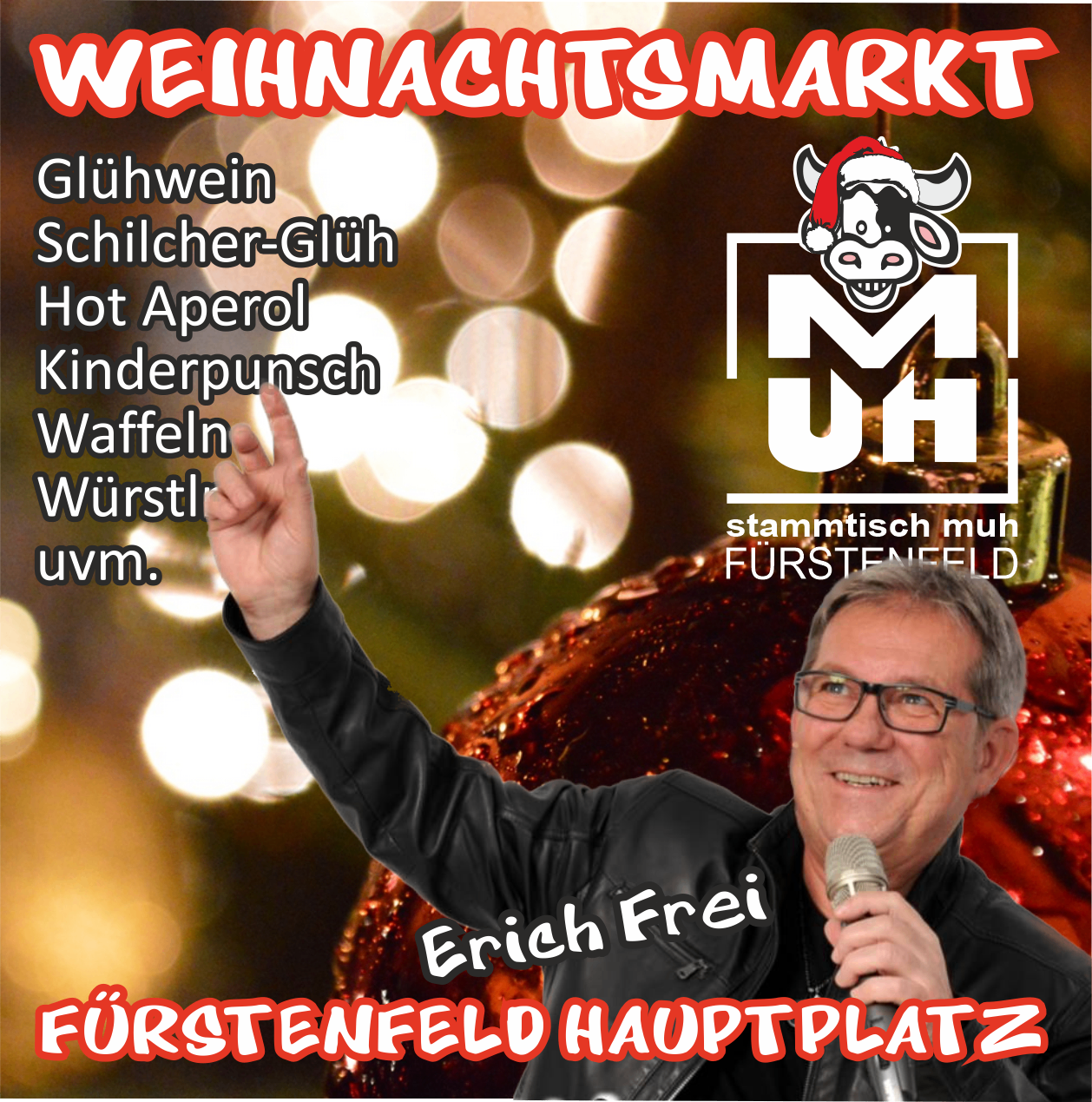 Ein Mann spricht in ein Mikrofon vor einer Menge und bewirbt einen Weihnachtsmarkt auf Deutsch mit Produkten wie Glühwein und Würstchen.