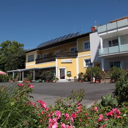 Bild enthält, Neighborhood, Garden, Outdoors, City, Building, Housing, Villa, Road, Flower, Tree