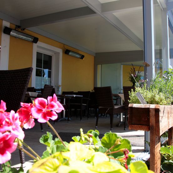 Bild enthält, Potted Plant, Flower, Geranium, Interior Design, Building, Villa, Patio, Flower Arrangement, Garden, Chair