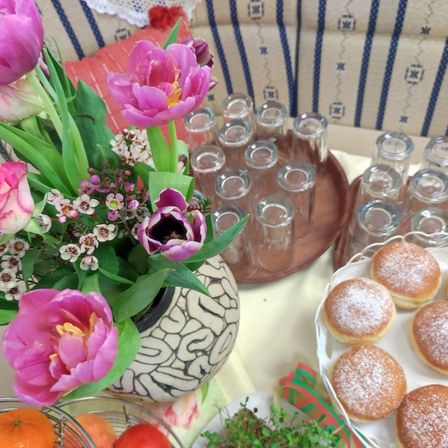 Bild enthält, Flower, Flower Arrangement, Flower Bouquet, Icing, Brunch, Petal, Meal, Rose, Bread, Glass