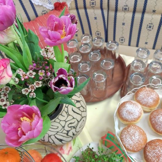 Bild enthält, Flower, Flower Arrangement, Flower Bouquet, Icing, Brunch, Petal, Meal, Rose, Bread, Glass