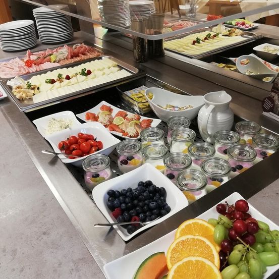 Bild enthält, Brunch, Food, Plate, Cup, Salad, Salad Bar