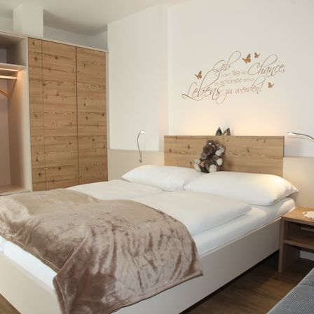 Bild enthält, Indoors, Interior Design, Home Decor, Bed, Furniture, Cushion, Bedroom, Wood, Dorm Room, Couch