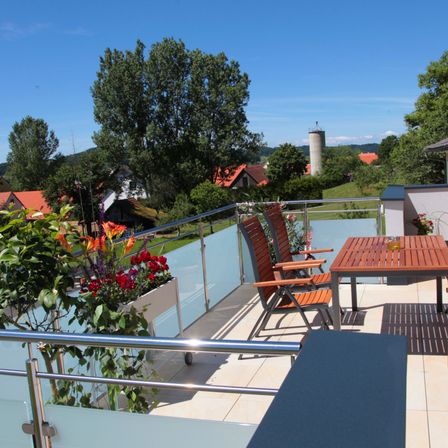 Bild enthält, Nature, Outdoors, Scenery, Chair, Furniture, Car, Wheel, Housing, Garden, Handrail