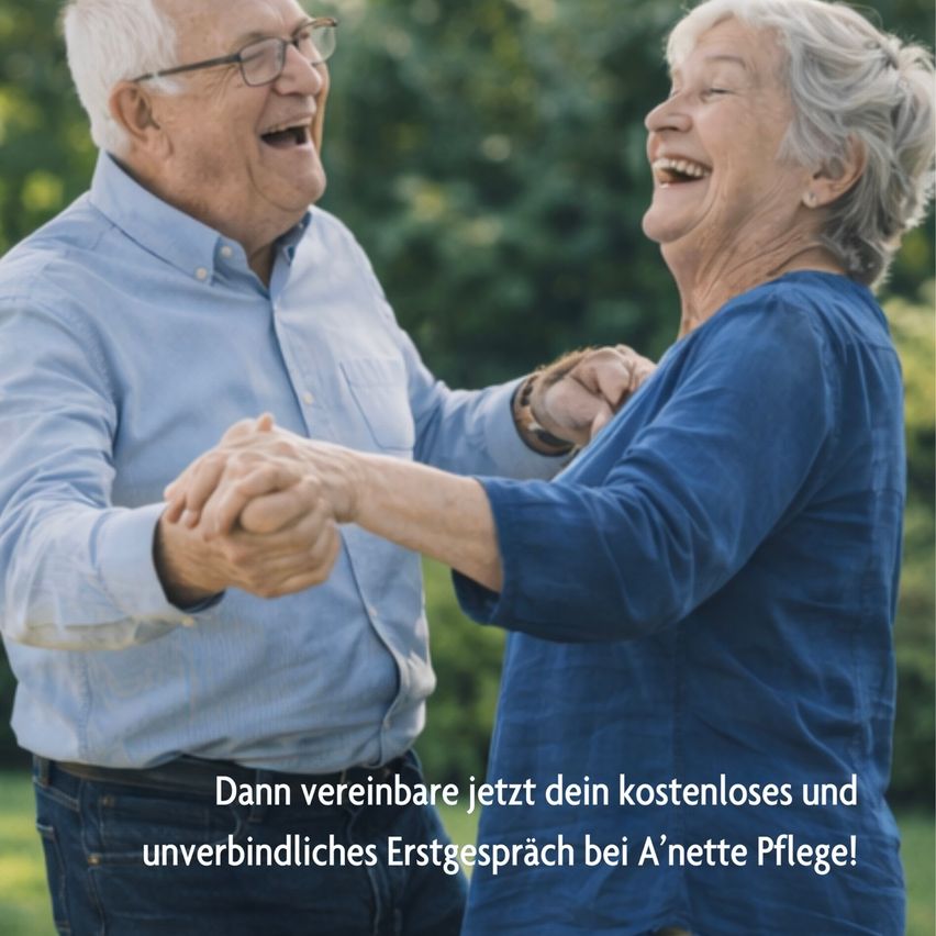 Ein älteres Paar tanzt im Freien, hält sich an den Händen und lächelt vor Freude. Der Mann trägt eine Brille und ein blaues Hemd, die Frau ein blaues Oberteil.