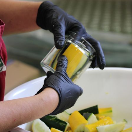 Bild enthält, Clothing, Glove, Body Part, Finger, Hand, Person